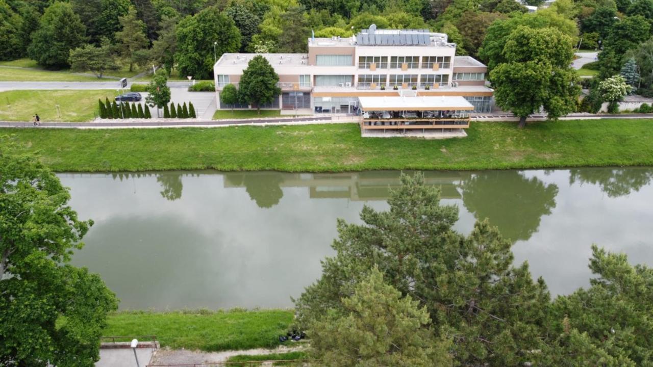Hotel River Nitra Extérieur photo