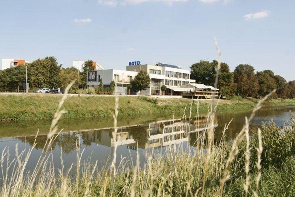 Hotel River Nitra Extérieur photo